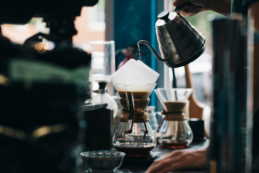 Preparazione di un caffè filtro con un contenitore in vetro