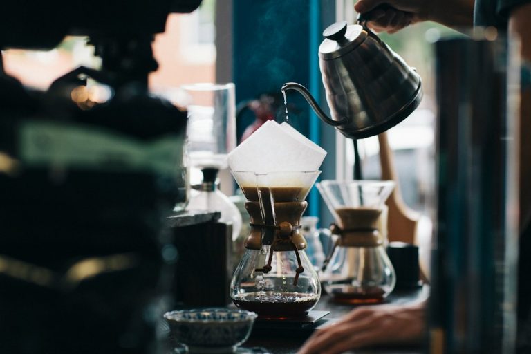Preparazione di un caffè filtro con un contenitore in vetro