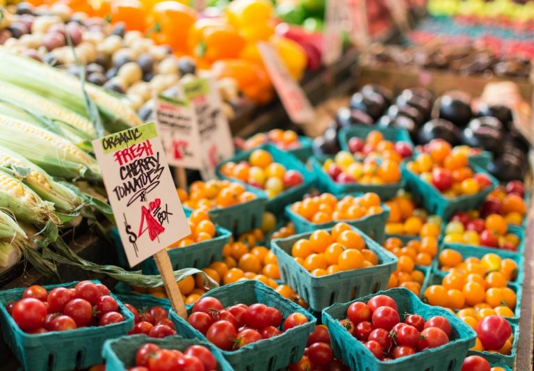 Frutta e verdura fresca esposte sui banchi di un mercato