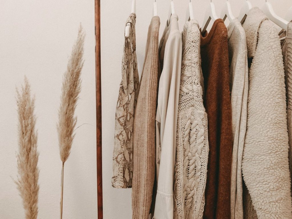 Abiti e accessori disposti su una rastrelliera in un negozio